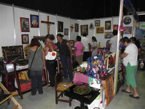 Activan expo-venta de artículos elaborados por internos de Cedes